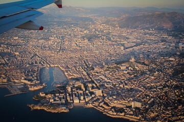 une vue aérienne de Marseille et du vieux port vue d'un avion