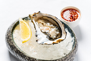 Fresh oysters on the ice