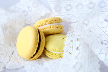 макаруны желтые на белом фоне
