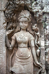 Fototapeta na wymiar Femme souriante, relief du temple Bayon à Angkor, Cambodge 