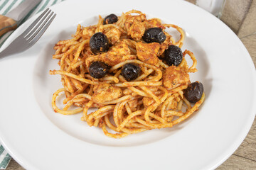 spaghetti à la sauce tomate, poulet et olives noires