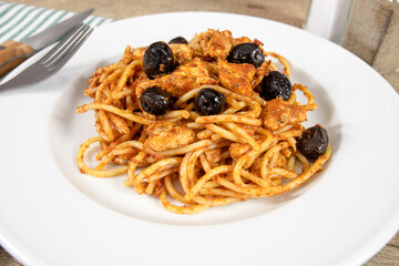 spaghetti à la sauce tomate, poulet et olives noires