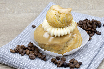 religieuse au café sur une table , pâtisserie française