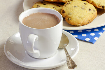 tasse de chocolat chaud et biscuits sur une table