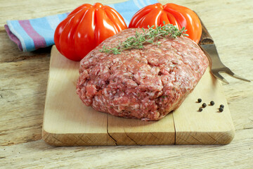 farce de viande de porc cru sur une planche à découper