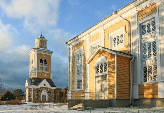 world's biggest wooden church