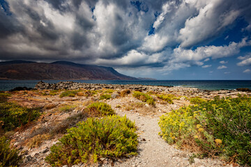 Fototapeta na wymiar Widok na góry i pochmurne niebo nad morzem, Kreta