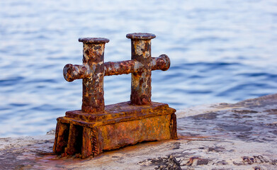 A twin pedestal with a common base on the berth for attaching cables.