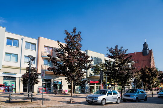 schkeuditz, deutschland - neubauten und altes rathaus