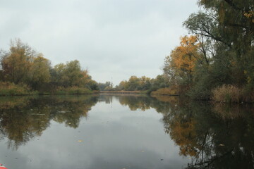 Obraz premium autumn on the river