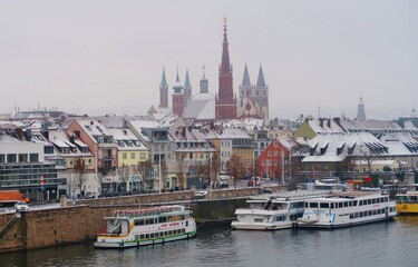 Obraz premium Würzburg, Altstadt im Schnee
