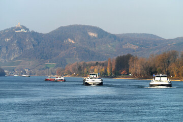 Binnenschiffe auf dem Rhein bei Unkel mit Blick auf das Siebengebirge im Herbst - Stockfoto