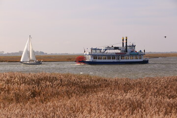 Passagierschiff und Segelboot in der Hafeneinfahrt von Zingst in Mecklenburg-Vorpommern