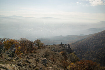 Obraz premium Young man standing on top of the mountain