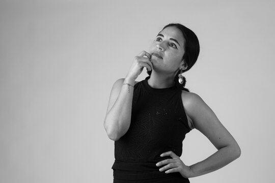 Retrato de mujer joven latina mexicana en blanco y negro pensativa