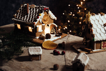 Domek z pierniczków z choinką w tle © Rafal