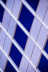 Pared de edificio de oficinas con ventanas azules.