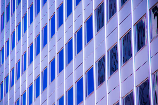 Pared de edificio de oficinas con ventanas azules.