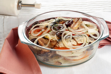 Salada de sardinha com cebola 