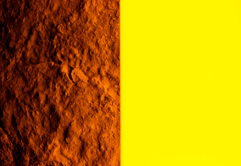 Luz cálida iluminando superficie de piedra.