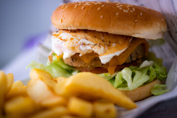 Hamburguesa vegetariana con patatas fritas.