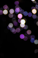 Bokeh de luces violetas desenfocadas Navideñas.