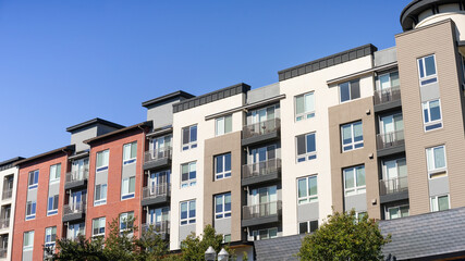 Exterior view of modern apartment building offering luxury rental units in Silicon Valley; Sunnyvale, San Francisco bay area, California - obrazy, fototapety, plakaty