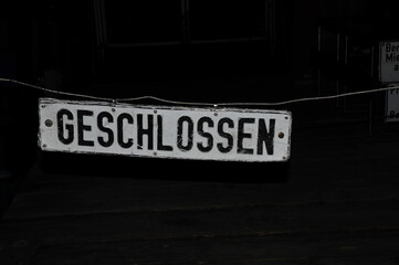 Sign closed with the German text