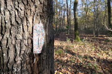 masque en tissu sur un arbre