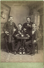 Obraz na płótnie Canvas 4 Men drinking people liqour 1900