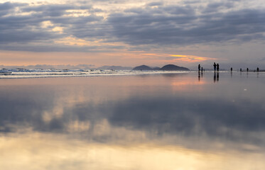 Fototapeta na wymiar Espelho de água do mar. Reflexo do céu na beirada da praia. 