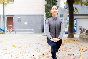 【東京】公園でストレッチする女性【2020】