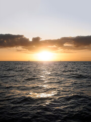 Obraz premium Sailing symetrically into the sunset, east shore Kauai