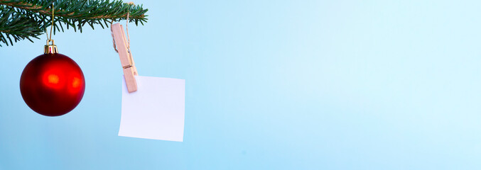 A blank note hung on a Christmas tree.  Messages, wishes, requests, etc.　クリスマスツリーに吊るされた伝言用のメモ。　メッセージ、願い事、依頼など。