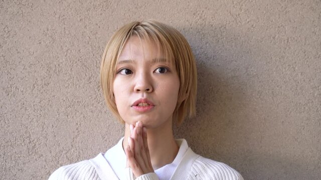 オンライン　ビデオチャット　20代女性　イメージ　話し手中心　画面用