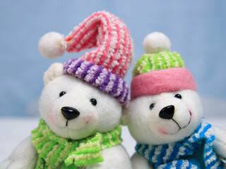 Osos de peluche juntos para disfrutar la navidad