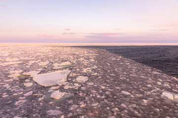 流氷と海の境目 © arunco