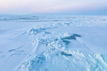 割れる流氷 © arunco