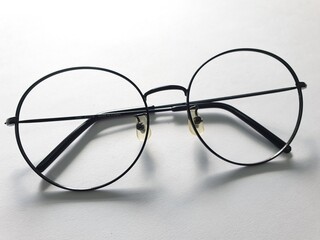 단순 깔끔한 이미지의 원형 동글이 안경입니다.