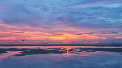 Fototapeta na wymiar Beautiful sunrise in the sea on the beach