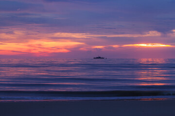 Naklejka premium Beautiful sunrise in the sea on the beach