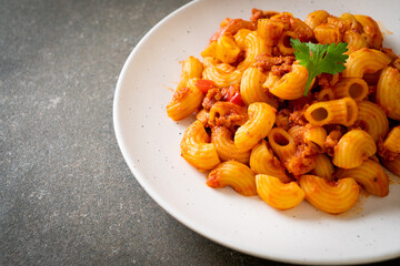 macaroni with tomatoes sauce and mince pork