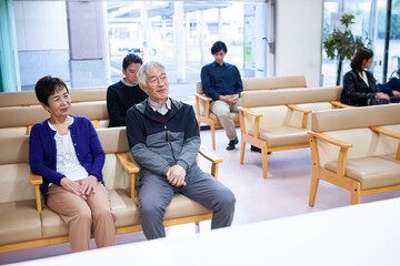 病院の待合室で待つ人々