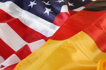 Symbolbild Deutsche und US-Amerikanische Flagge