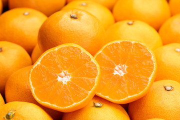 山盛りのみかん カットしたみかんの断面