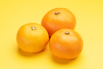 みかん 黄色の背景