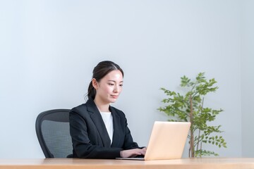 パソコンを操作するアジア人女性