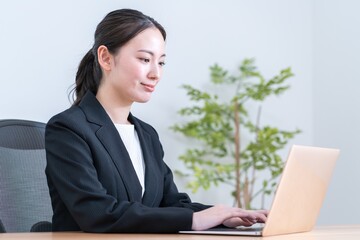パソコンを操作するアジア人女性