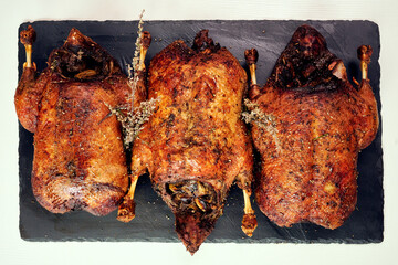 Ganze Ente knusprig gebraten grgrillt auf einer Platte pärsentiert top view