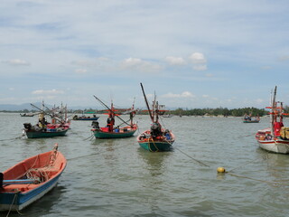 Obraz premium Trawler and Fishing boat at sea with mountain and the island at Prachuap Bay, Prachuap Khiri Khan, Thailand